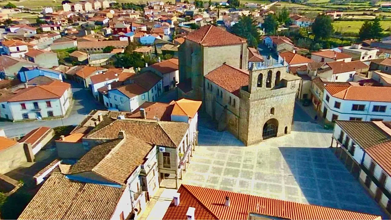 Kirche und Hauptplatz von Villavieja de Yeltes von oben.