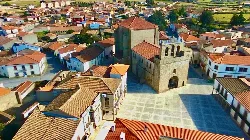 Iglesia y plaza de Villavieja de Yeltes vista desde arriba.