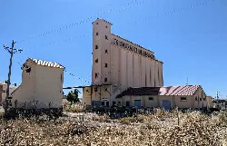 Silo de cereales antiguo en Fontiveros, Ávila, con torre y edificios anexos.