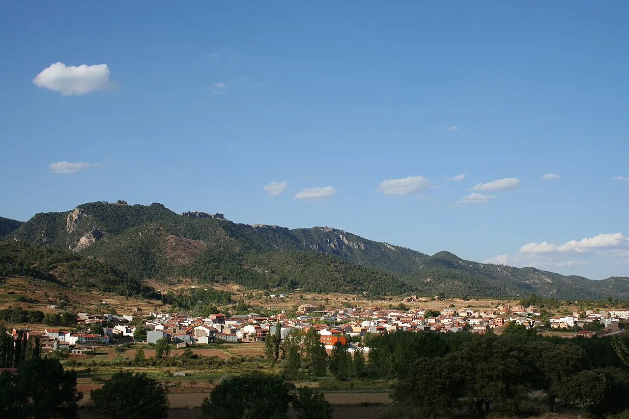 Landschaft mit Bergen und Stadt an einem sonnigen Tag.