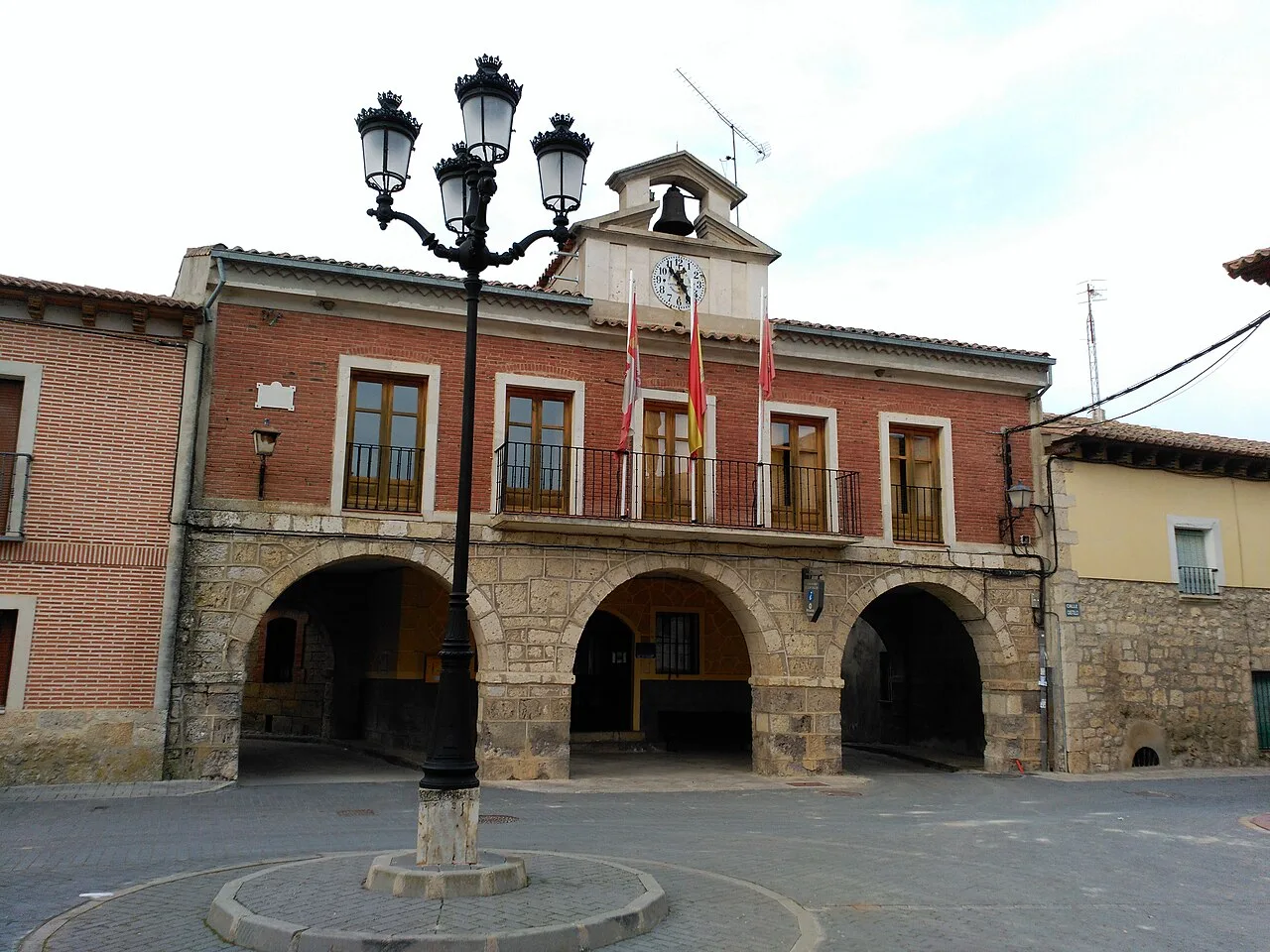 Rathaus von Valdenebro de los Valles mit Bögen und Uhr auf dem Turm.