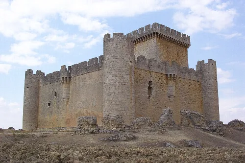 Steinburg mit Turm und Mauern in Villalonso, Zamora.