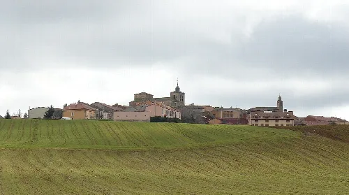 Houses and a church in Fresno de Cantespino.