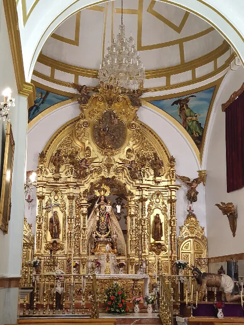 Goldener religiöser Altar mit Figuren in einer Kirche.