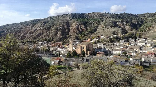 Landscape of Tendilla with houses and hills in the background.
