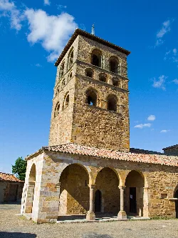 Steinerner Kirchturm mit Bögen an der Basis und Fenstern oben in Tábara.