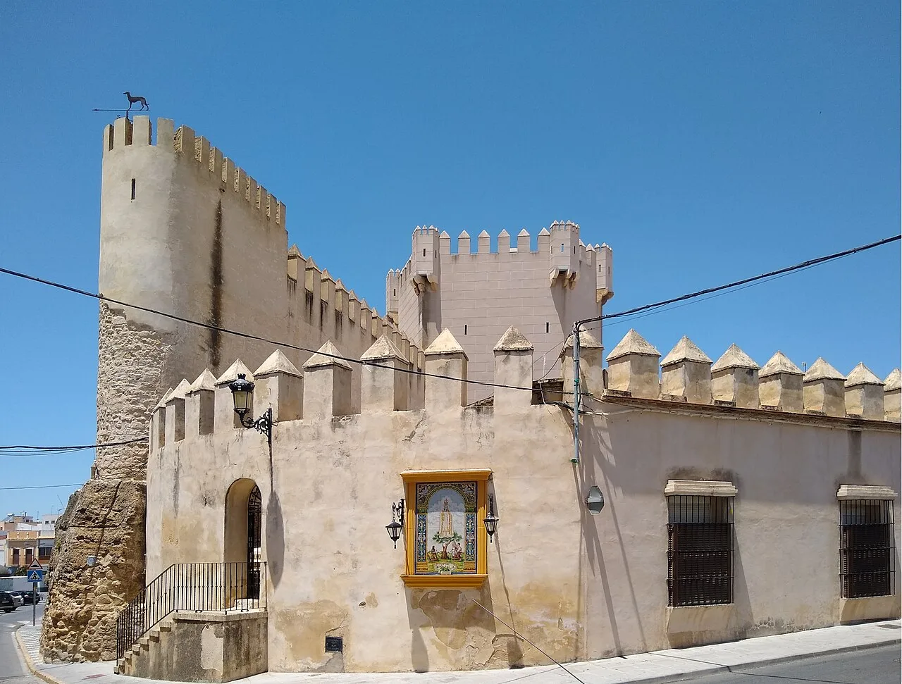 Castillo con torres y murallas en Los Molares, Sevilla.