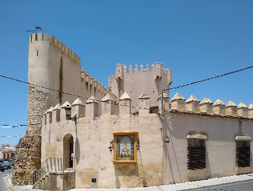 Schloss mit Türmen und Mauern in Los Molares, Sevilla.