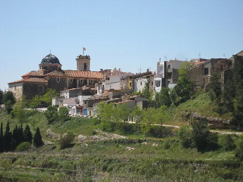 Landscape with houses and greenery in the Coves de Vinromà.