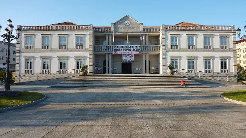 Edificio de la Casa do Concello de Salvaterra de Miño con escalinatas y banderas.