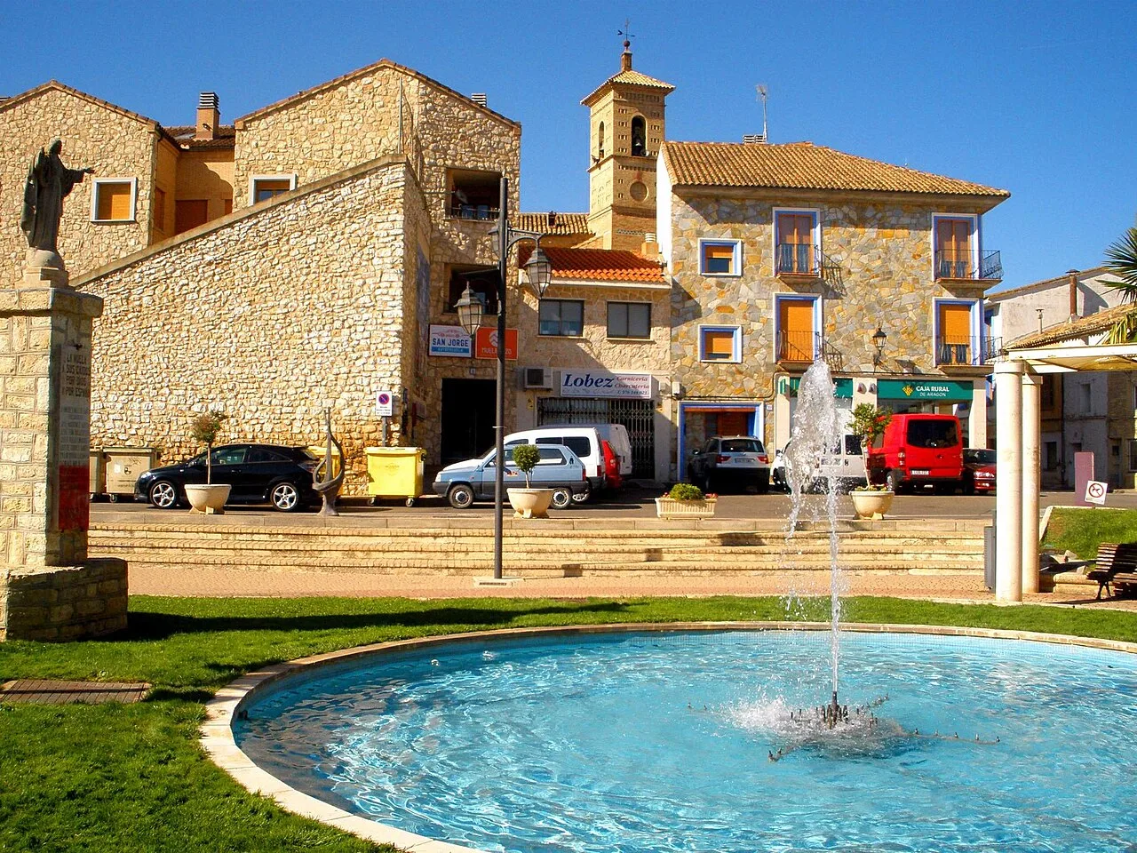 Platz mit Brunnen und Steingebäuden in La Muela, Zaragoza.