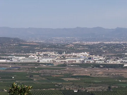Landwirtschaftliche Landschaft mit Feldern und Stadtgebiet in Loriguilla, Valencia.