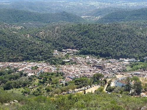 Luftaufnahme von Alájar mit weißen Häusern und grüner Vegetation.
