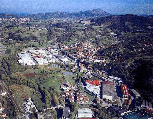 Luftaufnahme von Astigarraga mit Bergen und grünen Feldern.