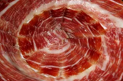 Rodajas de jamón ibérico en un cuenco.