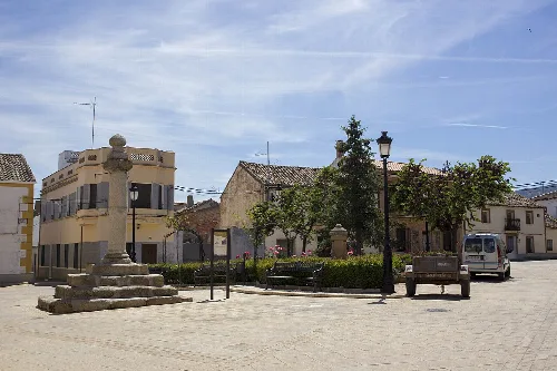 Plaza del Rollo con fuente, bancos y árboles en Espinoso del Rey.