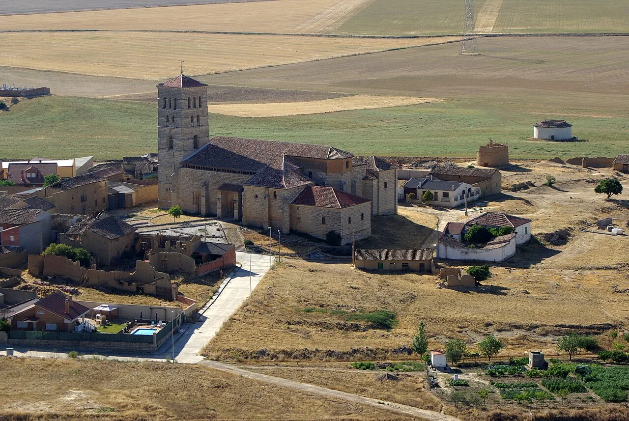 Kirche mit Turm in der Bildmitte in Torremormojón.