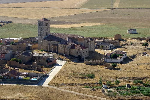 Church with tower in the center of the image in Torremormojón.