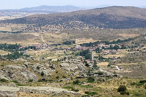 Landschaft mit Dorf, Hügeln und Felsen in Sotalbo, Ávila.