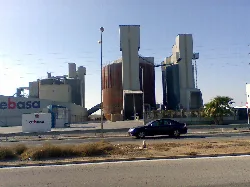 Industrielles Gebäude mit Silos und Metallstruktur in Dos Hermanas.