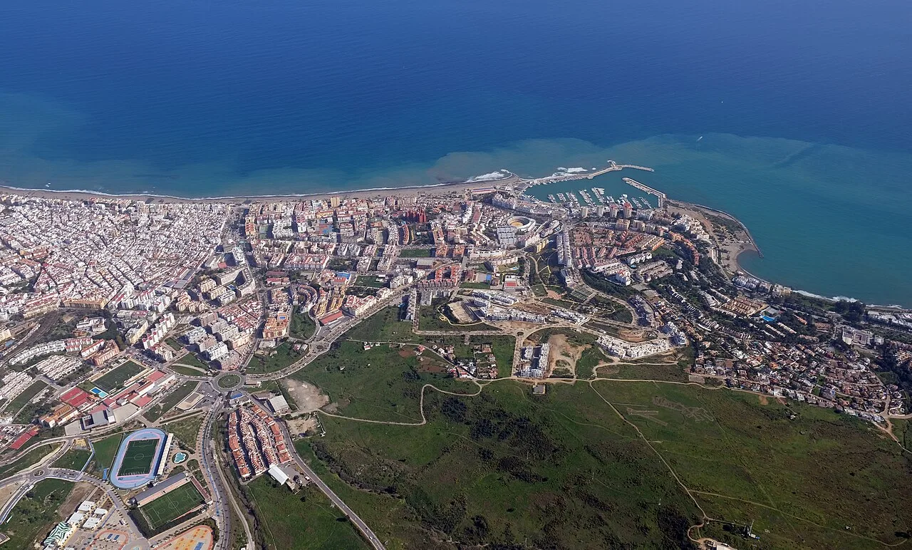 Vista aérea de Estepona con puerto y costa en Málaga.
