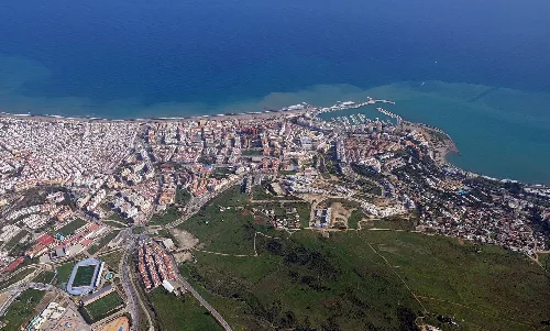 Luftaufnahme von Estepona mit Hafen und Küste in Málaga.