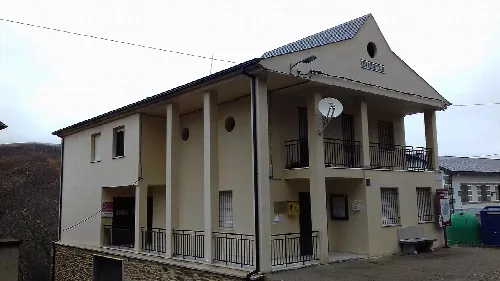 Rathaus mit Balkon und Satellitenschüssel in Zamora.