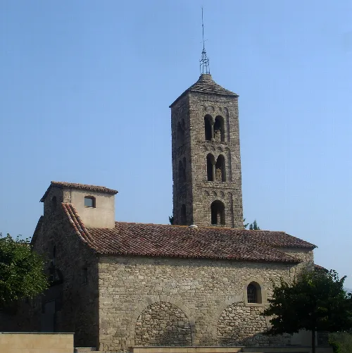 Steinernes Gotteshaus mit hohem Glockenturm in Torelló.