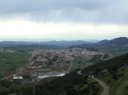 Panoramic view of Almadén from the hermitage with mountains and green fields.