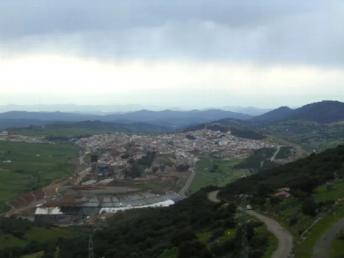 Panoramablick auf Almadén vom Heiligtum mit Bergen und grünen Feldern.
