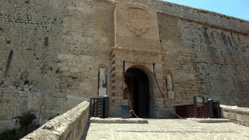 Steintor mit Bogen und Wappen in den Stadtmauern von Ibiza.