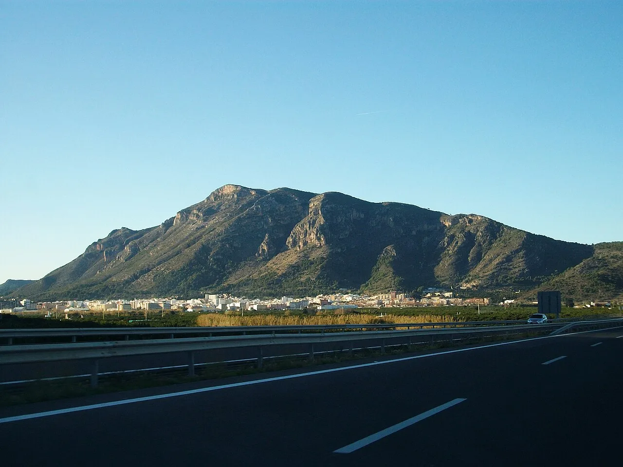 Berge und Autobahn in Tavernes de la Valldigna.