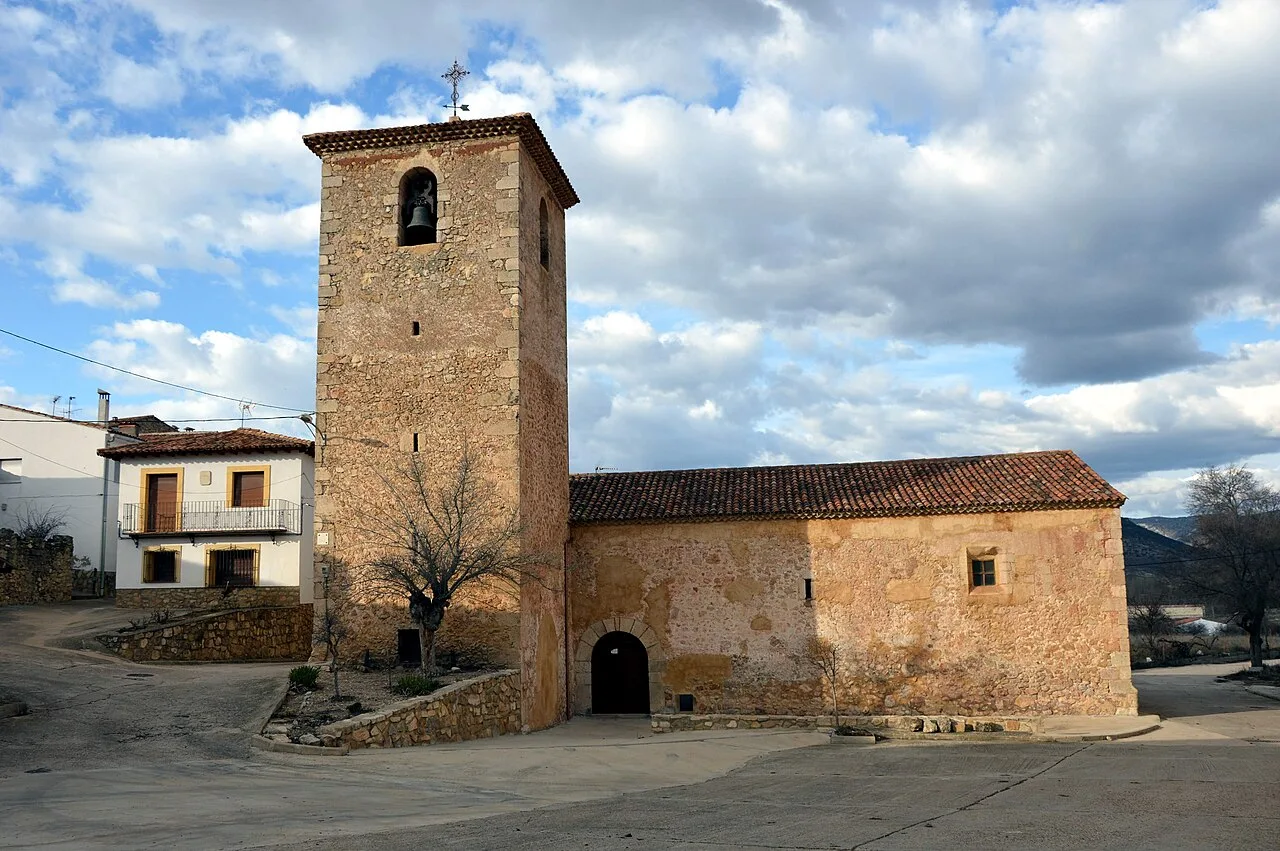 Pfarrkirche mit Turm und Steinfassade in Alcalá de la Vega.
