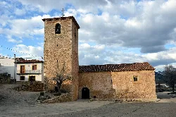 Pfarrkirche mit Turm und Steinfassade in Alcalá de la Vega.