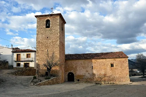 Pfarrkirche mit Turm und Steinfassade in Alcalá de la Vega.