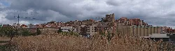 Vista de la ciudad de Viana con edificios y colina.