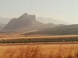 Montaña rocosa en Antequera con campos agrícolas en primer plano