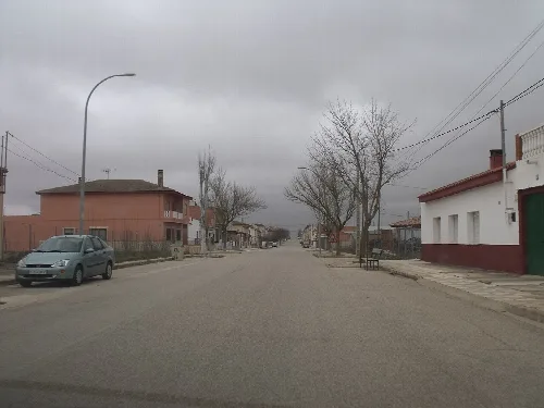 Ansicht einer Straße mit Bäumen und Häusern in El Herrumblar.