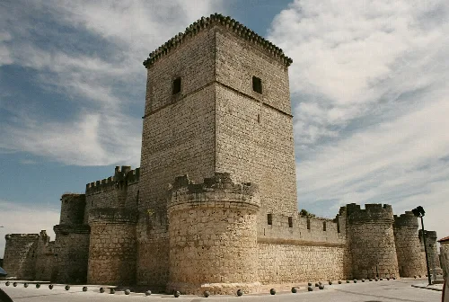 Torres y murallas de un castillo medieval de piedra.