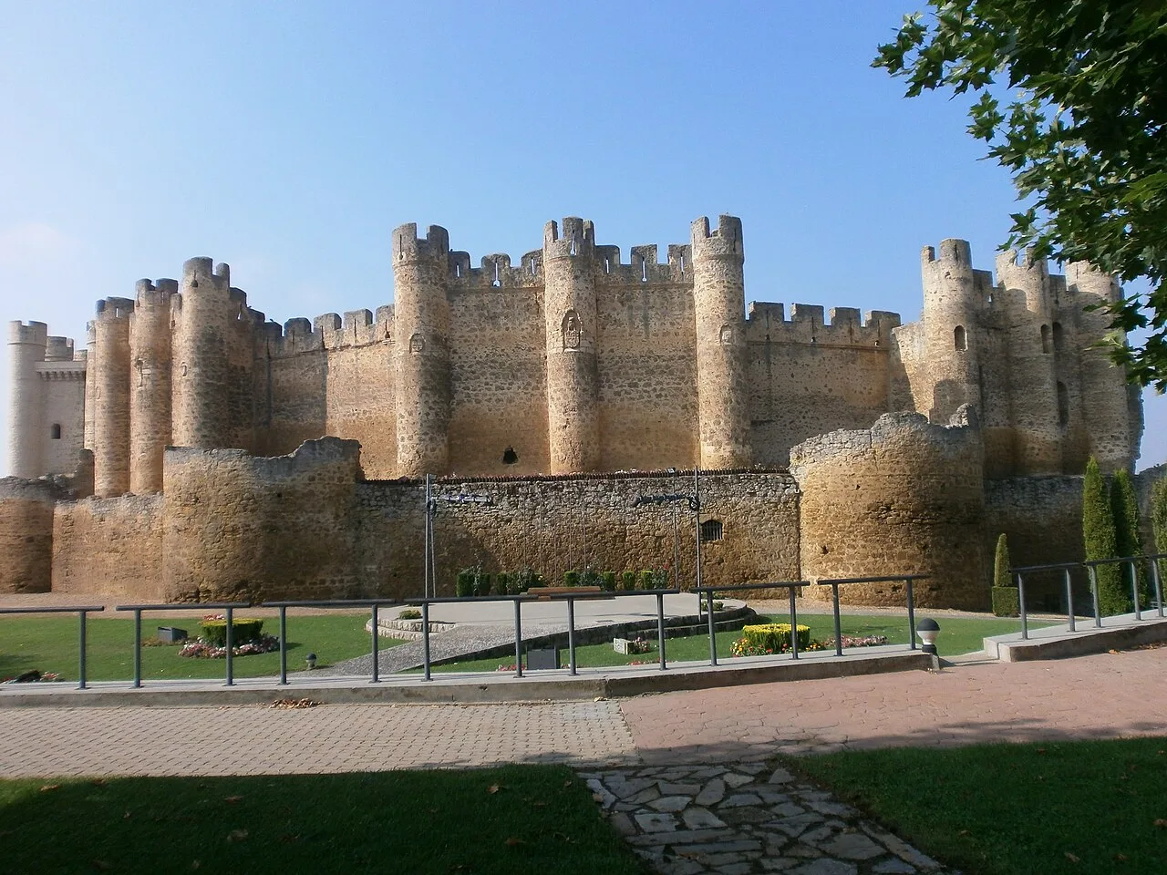 Steinernes Schloss mit Mauern und Türmen in Valencia de Don Juan.