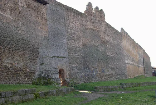 Steinmauer mit kleinem Eingang in Mansilla de las Mulas, León.