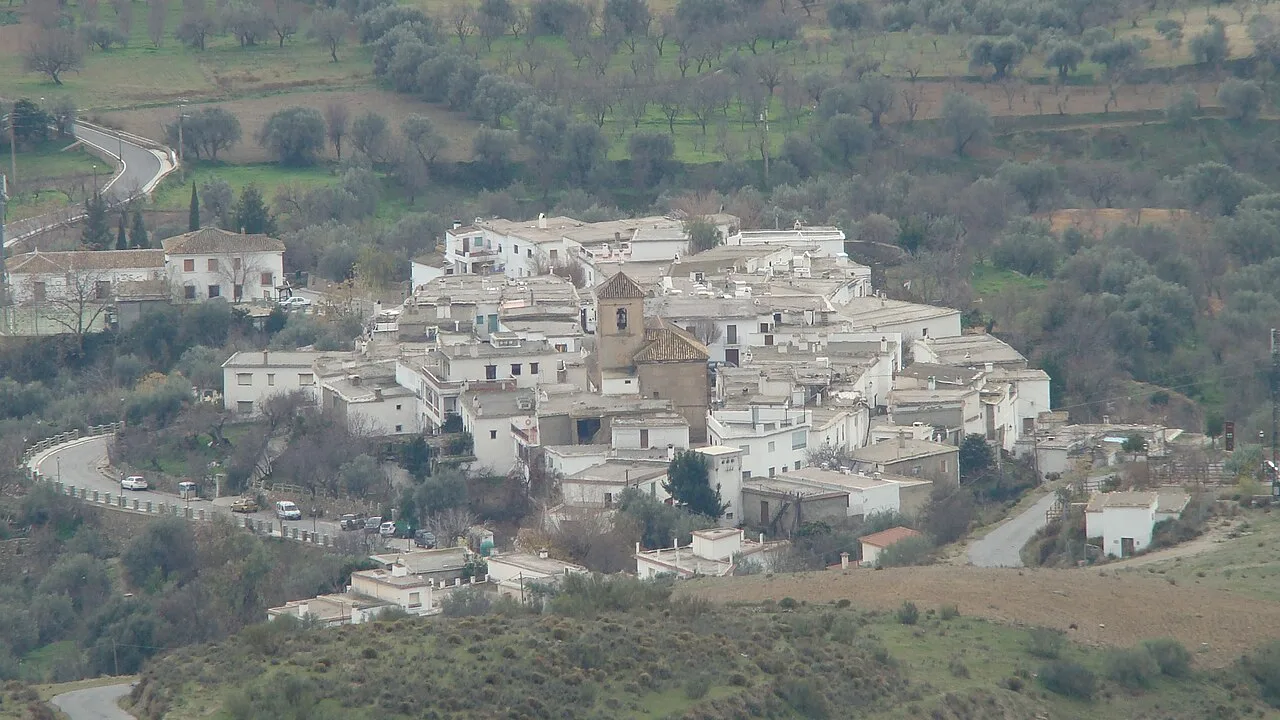 vista del núcleo de Lobras desde la carretera de Tímar (Granada, España)