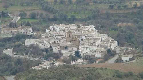 vista del núcleo de Lobras desde la carretera de Tímar (Granada, España)