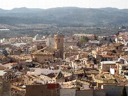 Panoramablick auf Segorbe mit Kathedrale und Bergen.