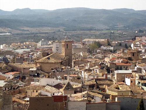 Vista panorámica de Segorbe con la catedral y las montañas.