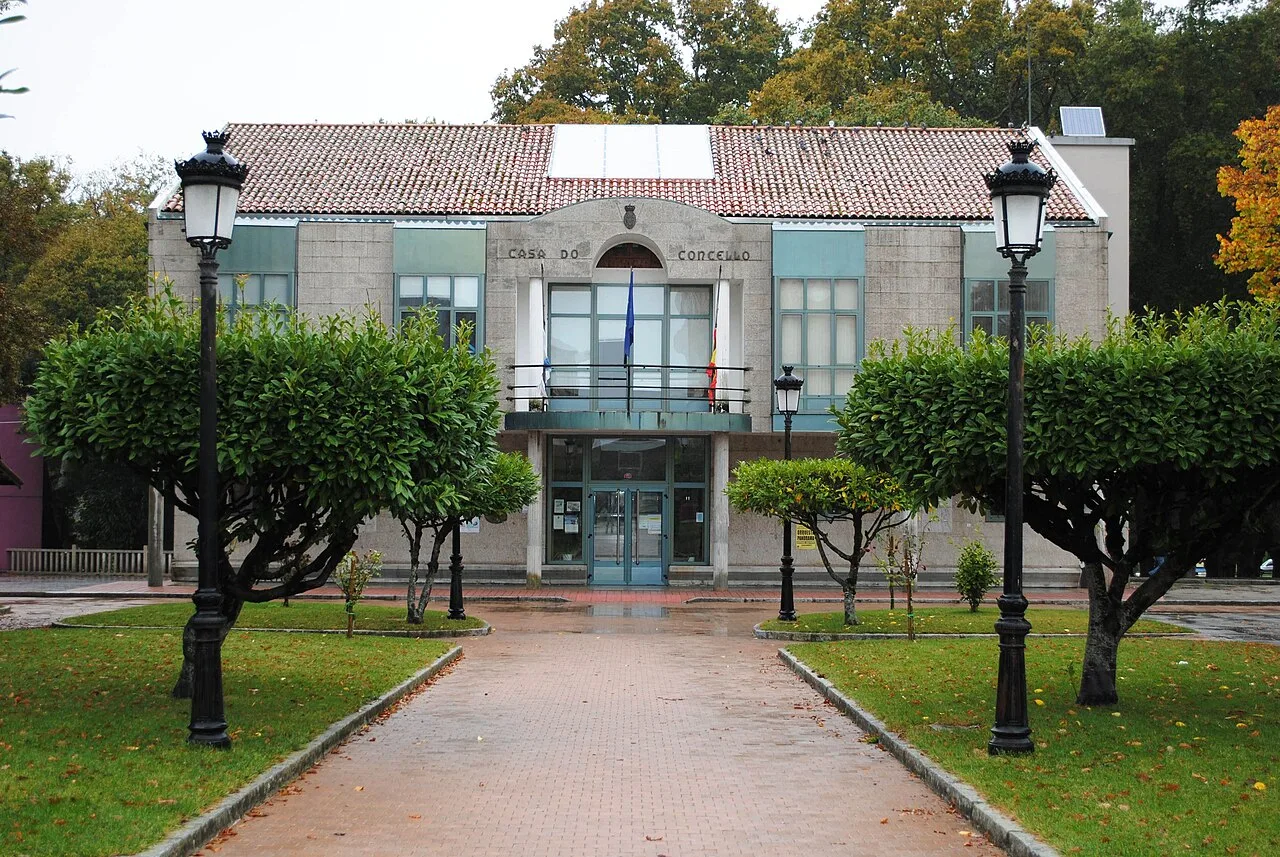 Rathaus des Saviñao mit Bäumen und Laternen vor.