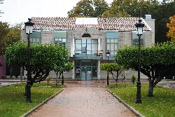 Rathaus des Saviñao mit Bäumen und Laternen vor.