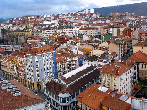 Vista aérea de Portugalete con edificios y calles desde el Puente de Vizcaya.