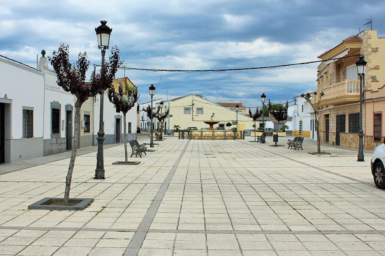 Platz mit Laternen, Bänken und Bäumen in Torremayor, Badajoz.