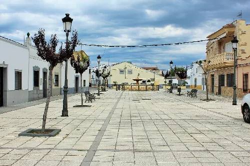 Platz mit Laternen, Bänken und Bäumen in Torremayor, Badajoz.
